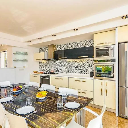 וילה Sleeps 8 Pool Air Con Wifi