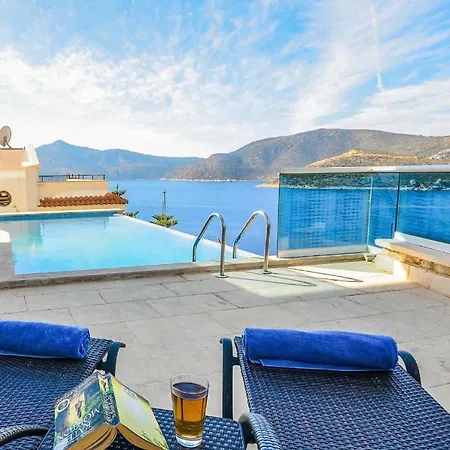 Sleeps 8 Pool Air Con Wifi קלקן