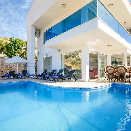 Sleeps 8 Pool Air Con Wifi